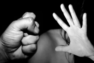 Violencia Perico: golpiza a mujer frente a bebé de un año