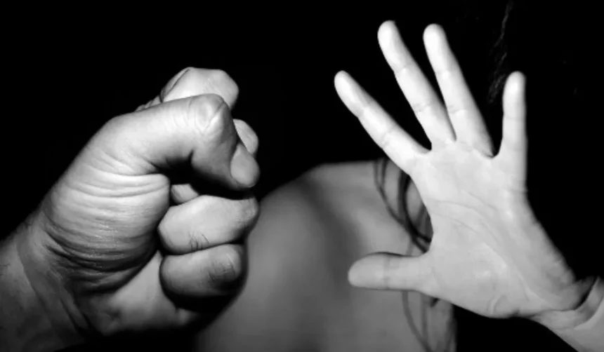 Violencia Perico: golpiza a mujer frente a bebé de un año