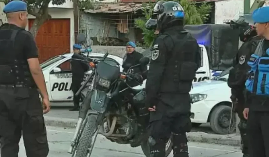 Capturan a dos individuos en Cuyaya con arma blanca