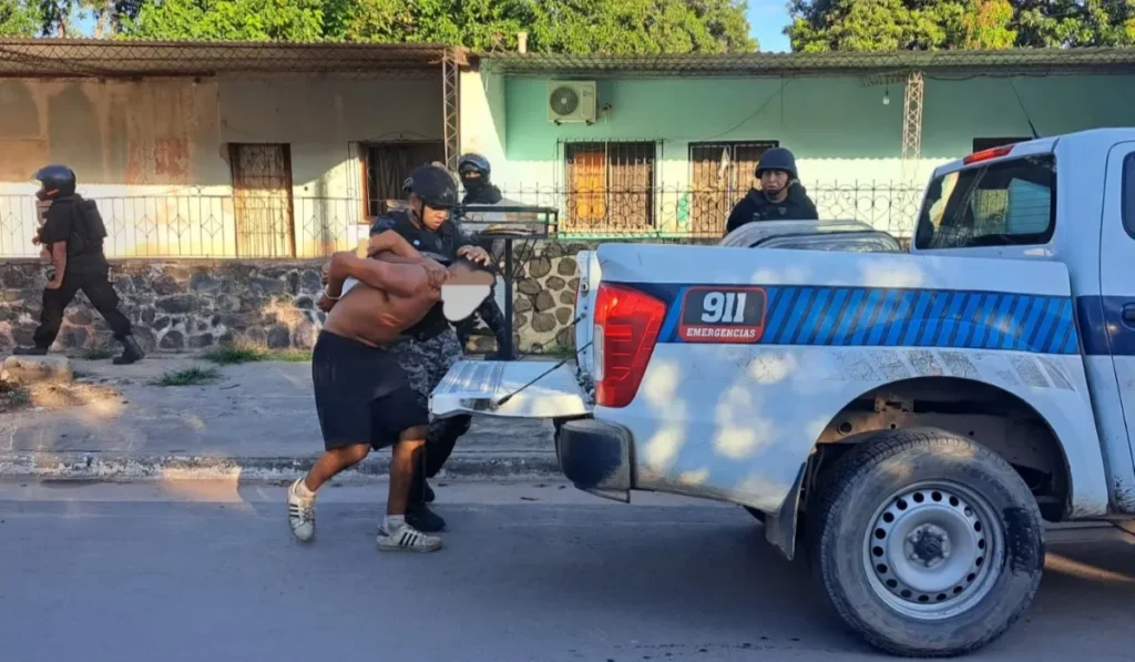 Violento enfrentamiento: detienen a sujeto tras ataque cuchillo policías