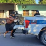Violento enfrentamiento: detienen a sujeto tras ataque cuchillo policías