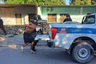 Violento enfrentamiento: detienen a sujeto tras ataque cuchillo policías