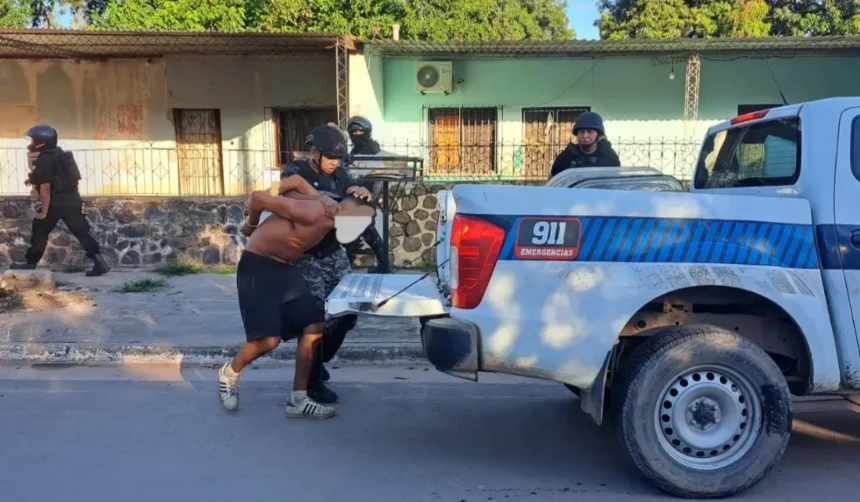 Violento enfrentamiento: detienen a sujeto tras ataque cuchillo policías
