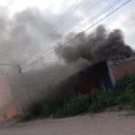 Fuego destruye depósito en Monterrico: bomberos trabajan más de dos horas