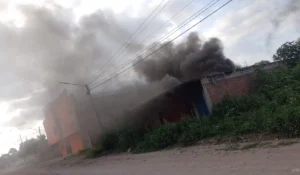 Fuego destruye depósito en Monterrico: bomberos trabajan más de dos horas