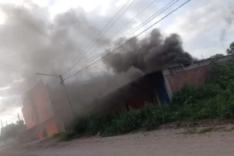 Fuego destruye depósito en Monterrico: bomberos trabajan más de dos horas