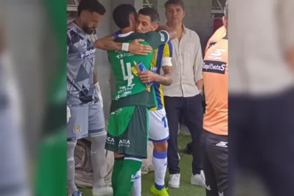 Encuentro emotivo: Leo Ferreyra se abraza con Di María en Copa Argentina