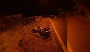 Trágico accidente en Rodeíto: motociclista pierde la vida en choque moto camioneta