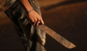 Violencia en Perico: vecino agrede con machete y piedras a familia