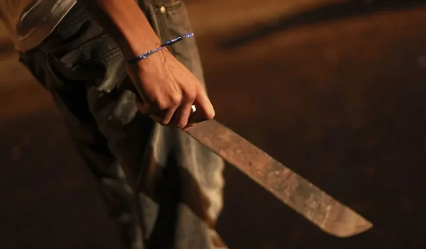 Violencia en Perico: vecino agrede con machete y piedras a familia