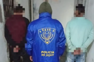 Capturan a dos delincuentes por robo celulares en local nocturno