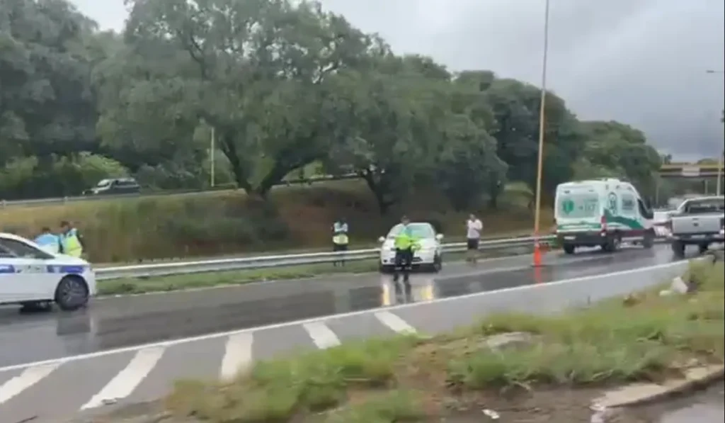 Vehículo impactó contra guardarraíl en accidente Ruta 9 por agua en la calzada