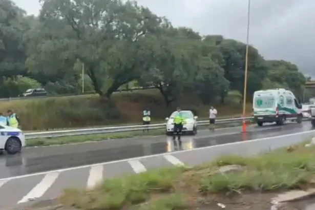 Vehículo impactó contra guardarraíl en accidente Ruta 9 por agua en la calzada