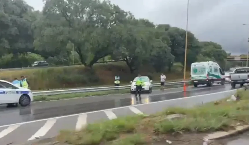 Vehículo impactó contra guardarraíl en accidente Ruta 9 por agua en la calzada