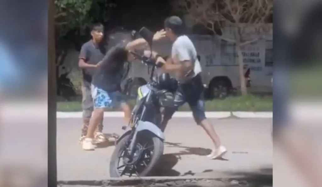 Violenta agresión con botella durante celebraciones en Perico