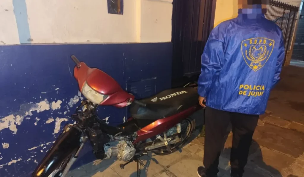 Atrapan a joven con moto robada tras persecución en el centro