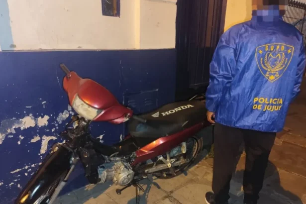 Atrapan a joven con moto robada tras persecución en el centro