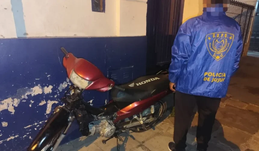 Atrapan a joven con moto robada tras persecución en el centro