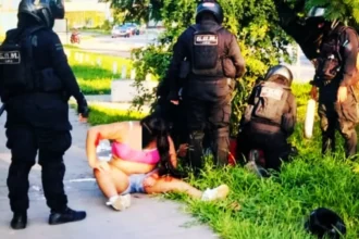 Buscado por violencia género intentó escapar en moto y terminó derrapando