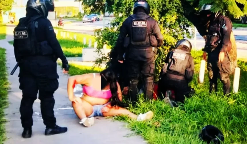 Buscado por violencia género intentó escapar en moto y terminó derrapando