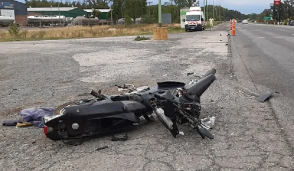 Conductor de moto sufre accidente grave en Perico tras choque vehicular