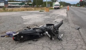 Conductor de moto sufre accidente grave en Perico tras choque vehicular