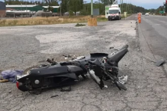 Conductor de moto sufre accidente grave en Perico tras choque vehicular