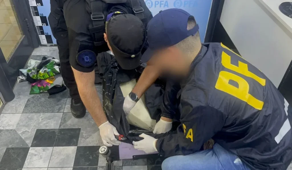 Detienen a mujer boliviana con cocaína doble fondo en terminal de Buenos Aires
