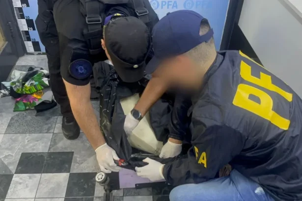 Detienen a mujer boliviana con cocaína doble fondo en terminal de Buenos Aires