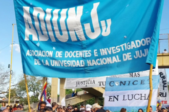 Docentes universitarios se movilizan contra reforma laboral en Jujuy