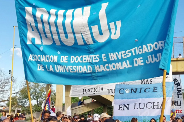Docentes universitarios se movilizan contra reforma laboral en Jujuy