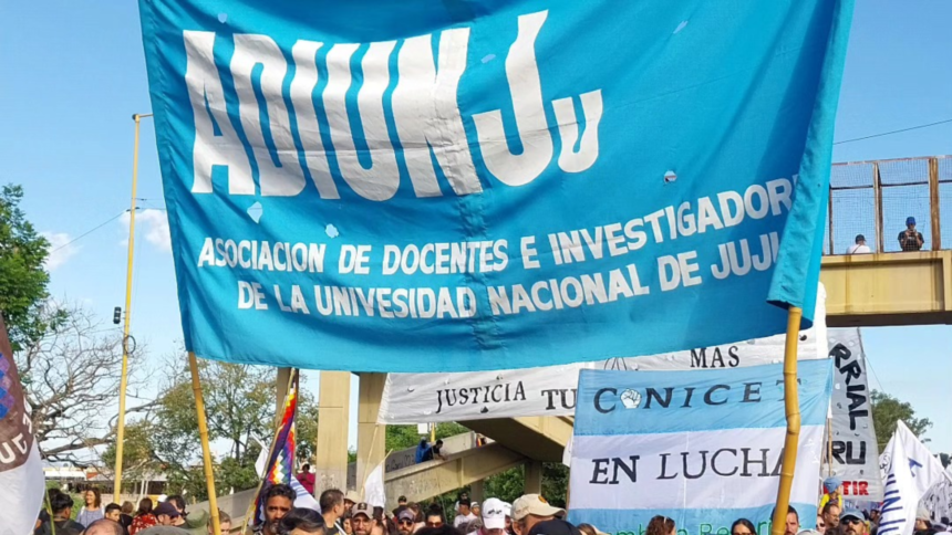 Docentes universitarios se movilizan contra reforma laboral en Jujuy