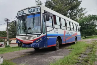 Trágico accidente en Palpalá: murió una mujer en choque entre moto y colectivo