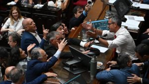 Reforma laboral: El oficialismo la aprobó en Diputados, una sesión tensa y marcada por escándalos