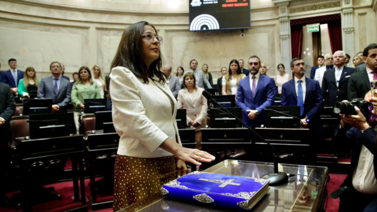 Tras su ruptura, Moisés juró como vicepresidenta del Senado de la Nación