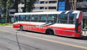 Susto en Los Perales: unidad de transporte se quedó sin dos ruedas