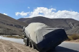 Problemas en la Cuesta de Lipán: camión varado y ríos crecidos afectan rutas