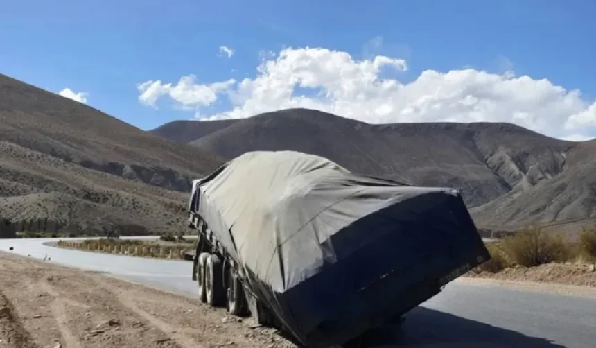Problemas en la Cuesta de Lipán: camión varado y ríos crecidos afectan rutas
