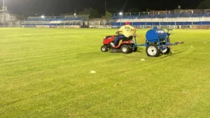Tratamiento profesional revitaliza la cancha Plinio Zabala en Perico