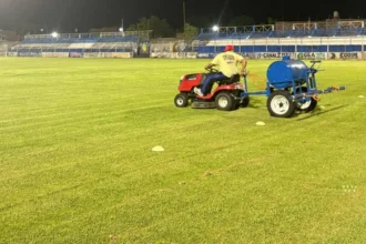 Tratamiento profesional revitaliza la cancha Plinio Zabala en Perico