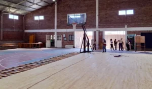 Moderna cancha de básquet en El Carmen con piso profesional