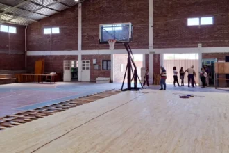 Moderna cancha de básquet en El Carmen con piso profesional