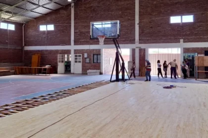 Moderna cancha de básquet en El Carmen con piso profesional