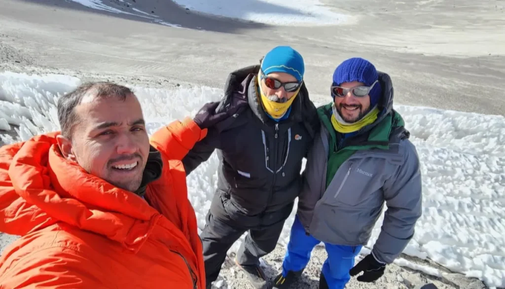 Jujeños alcanzan la cima del volcán más alto del mundo