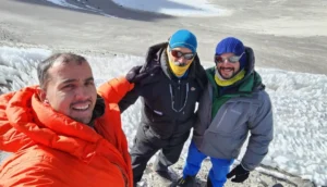 Jujeños alcanzan la cima del volcán más alto del mundo