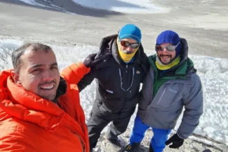 Jujeños alcanzan la cima del volcán más alto del mundo