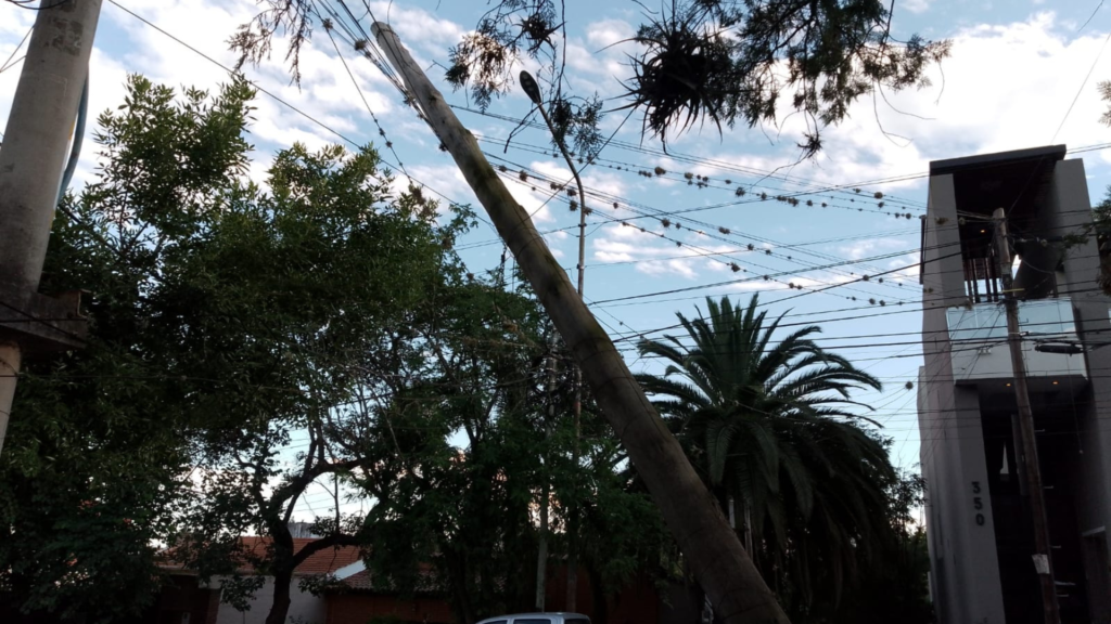 Poste inclinado en Los Perales genera riesgo y nadie responde