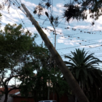 Poste inclinado en Los Perales genera riesgo y nadie responde