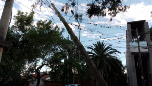 Poste inclinado en Los Perales genera riesgo y nadie responde