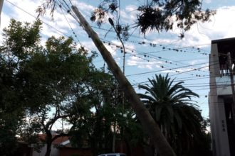 Poste inclinado en Los Perales genera riesgo y nadie responde